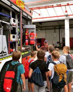 Read more about the article Grundschule zu Besuch bei der Feuerwehr