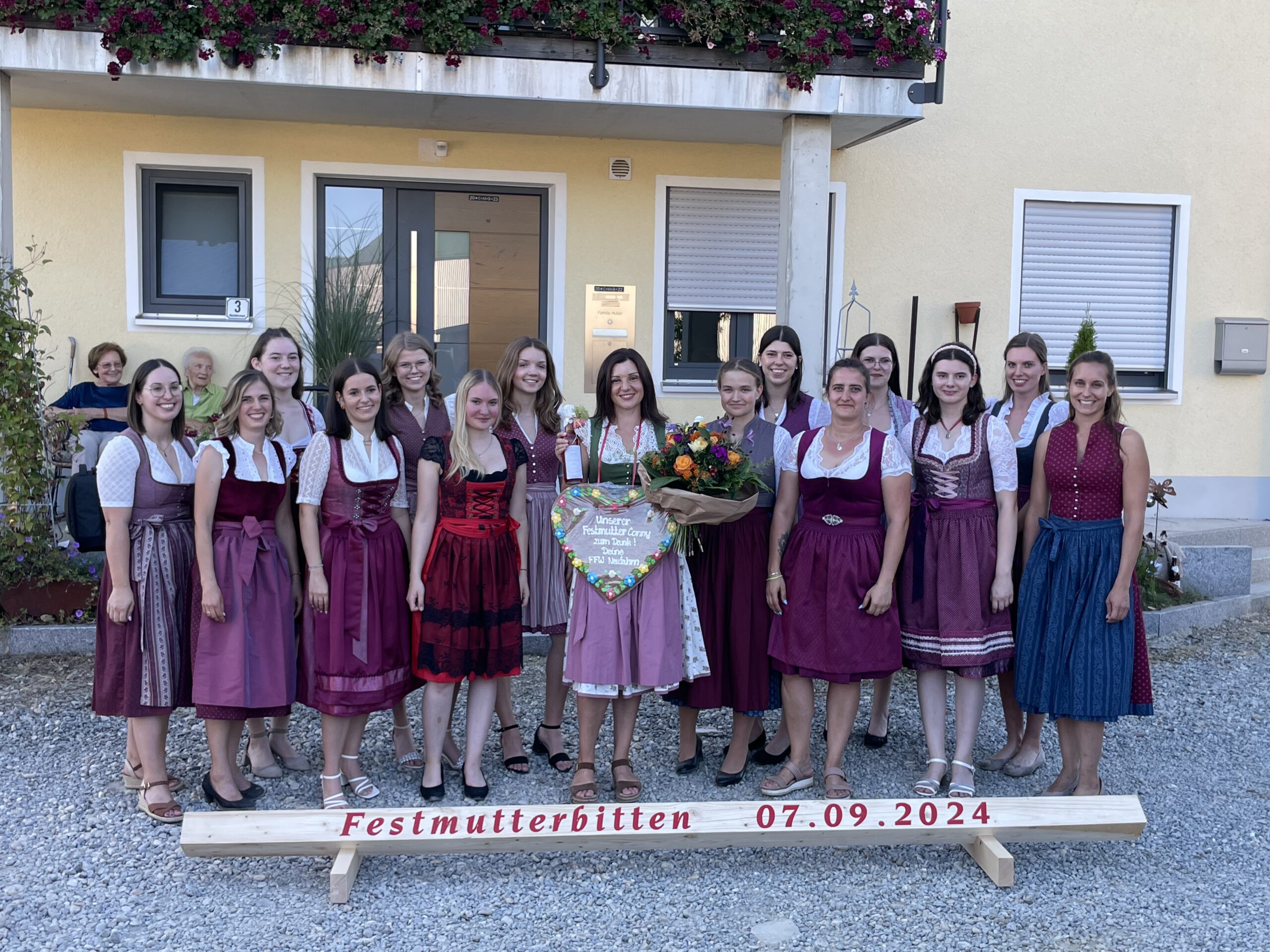 Mehr über den Artikel erfahren Vorstellung Festdamen